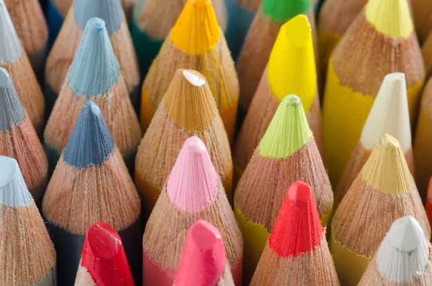 Crayons de couleur en bois. Macro des conseils.