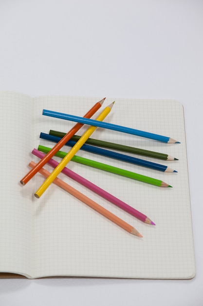 Crayons de couleur et cahier