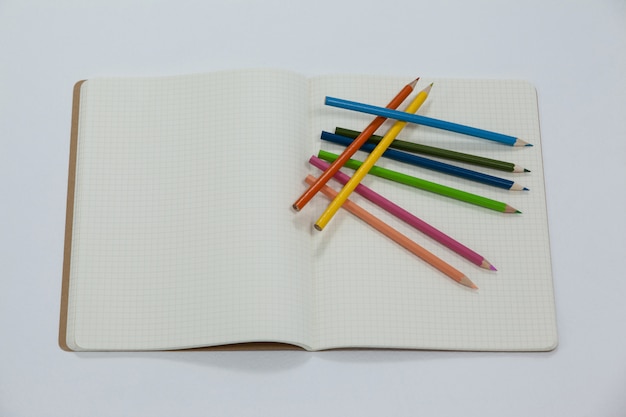 Crayons de couleur et cahier