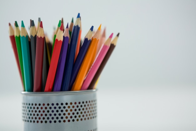 Crayons de couleur conservés dans un porte-crayon