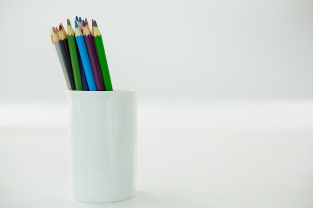 Crayons de couleur conservés dans une tasse