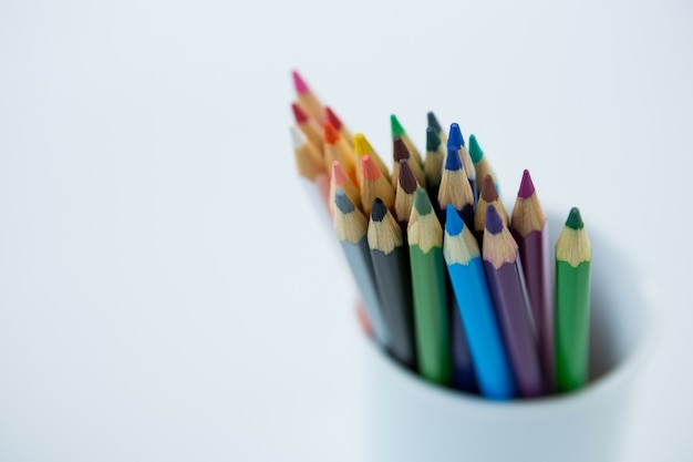 Crayons de couleur conservés dans une tasse