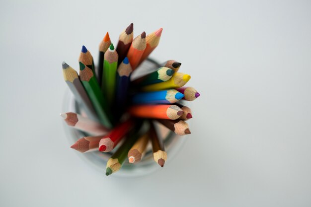 Crayons de couleur conservés en pot