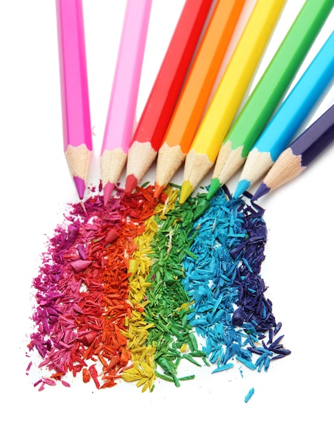 Photo crayons de couleur avec des copeaux d'affûtage isolés sur du blanc