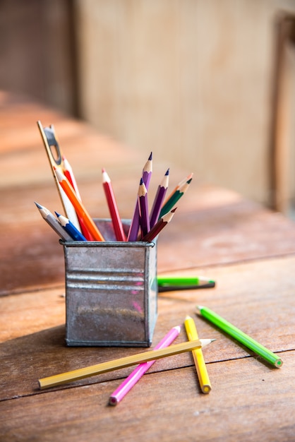 Crayons de couleur, Crayon sur le pot de fer avec règle