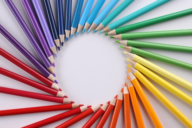 Crayons de couleur dans un cercle libre de crayons de couleur se trouvent sur un fond blanc