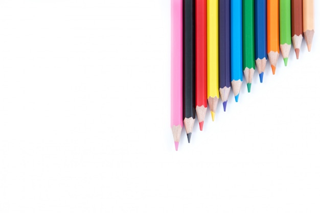 Crayons de couleur dans un tas de gros plan