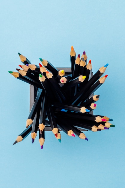 Crayons de couleur dans une tasse de bureau noire