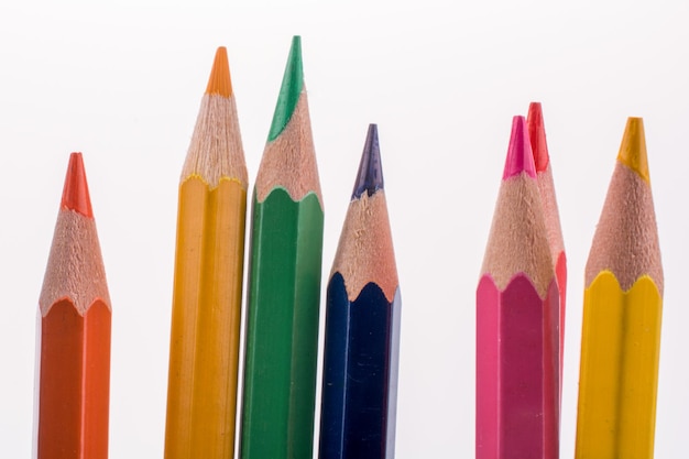 Crayons de couleur de différentes couleurs