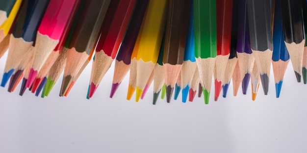 Crayons de couleur de différentes couleurs