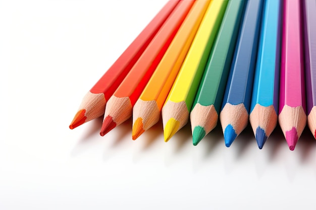 Crayons de couleur différents tons sur fond blanc