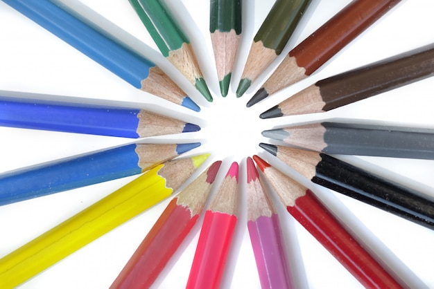 Crayons de couleur disposés en cercle