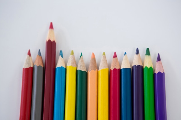 Crayons de couleur disposés dans une rangée