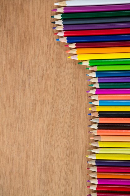 Crayons de couleur disposés en diagonale