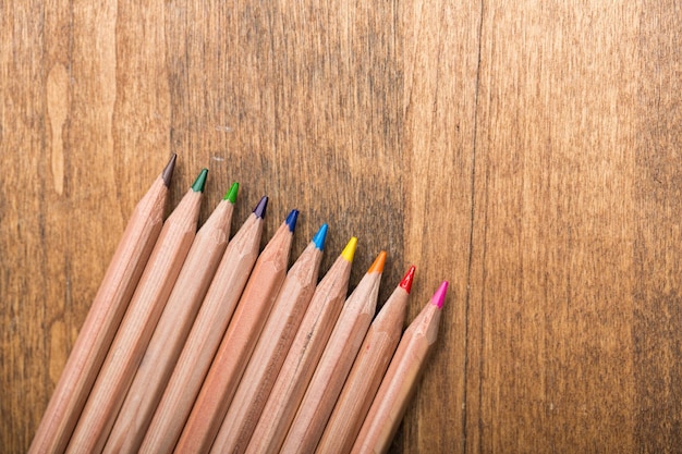 Photo crayons de couleur disposés en rangée sur fond