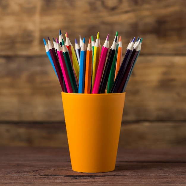 Crayons de couleur à l'épicerie orange sur bois