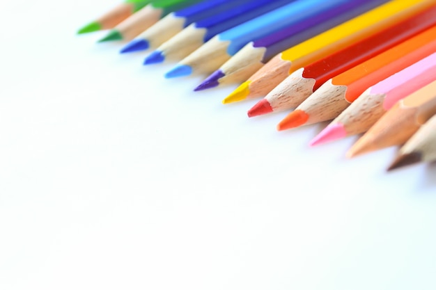 Crayons de couleur sur fond blanc avec un espace pour le texte.