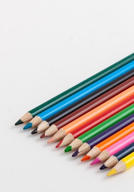 Crayons de couleur sur fond blanc isolé