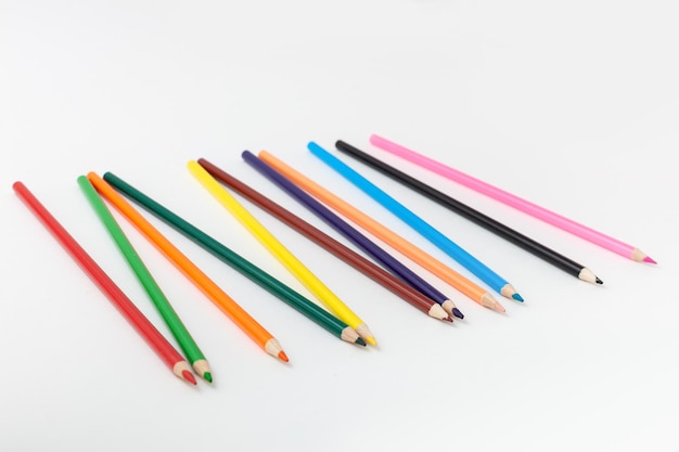 Crayons de couleur sur fond blanc isolé