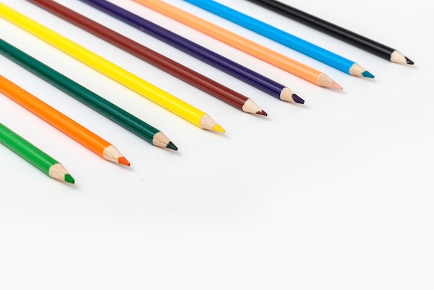 Crayons de couleur sur fond blanc isolé