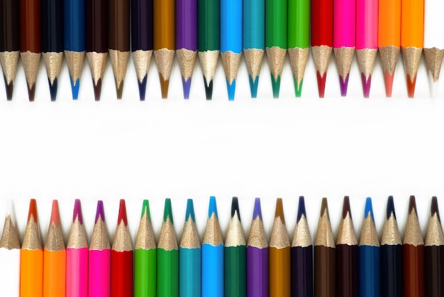 Crayons de couleur sur fond blanc isolé