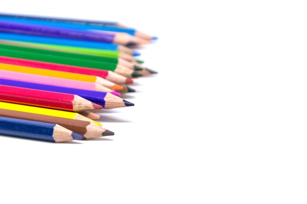 Crayons de couleur un fond blanc séparément