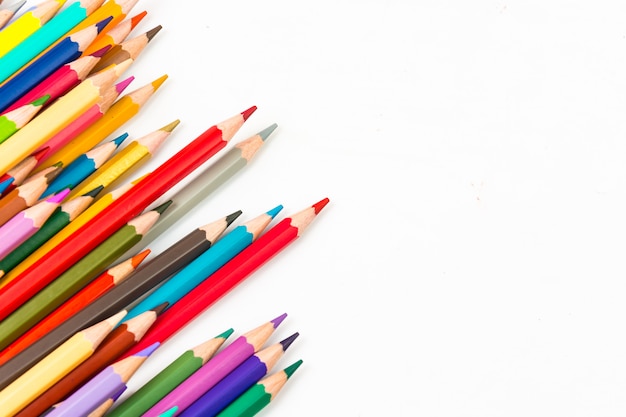 Crayons de couleur sur fond blanc