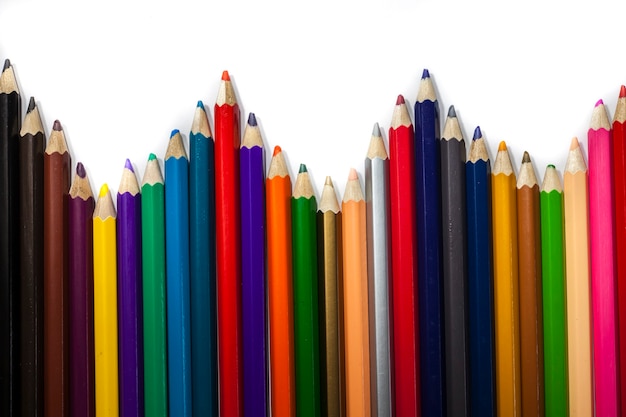 Crayons de couleur sur fond blanc