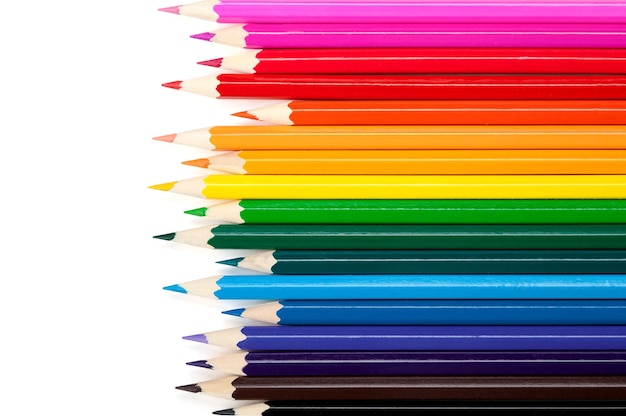 Crayons de couleur sur fond blanc