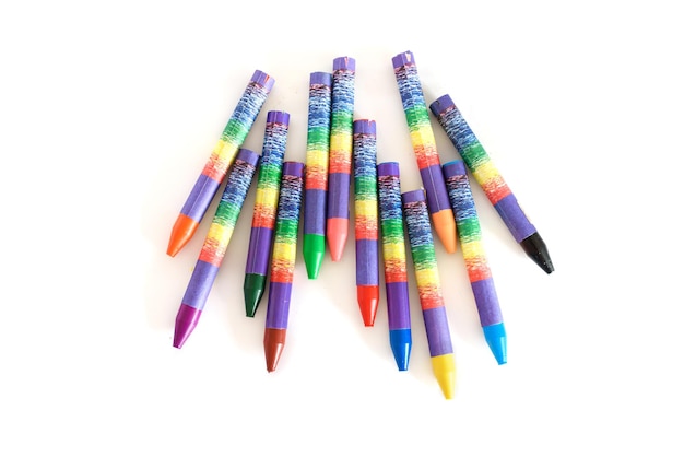 Crayons de couleur sur fond blanc