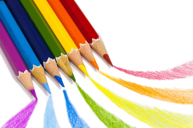 Crayons de couleur sur fond blanc