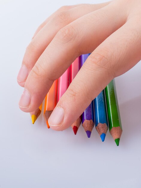 crayons de couleur sur fond blanc