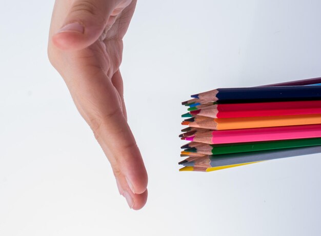 Photo crayons de couleur sur fond blanc