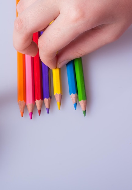 crayons de couleur sur fond blanc