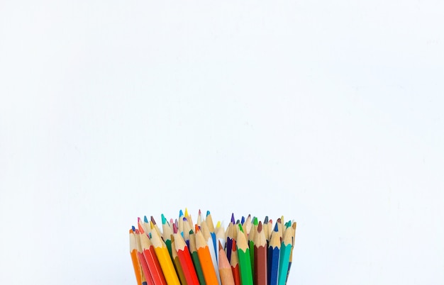 Crayons de couleur fond blanc