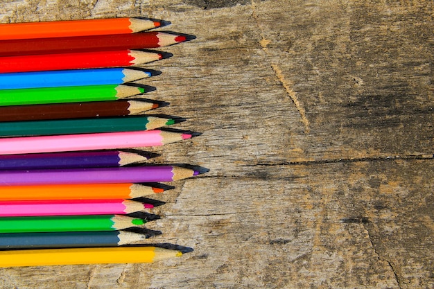 Crayons de couleur sur fond de bois ancien