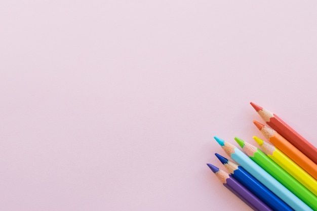 Crayons De Couleur Sur Fond Rose, Espace Copie. Fournitures De Bureau, Retour à L'école.