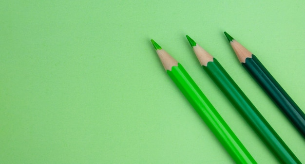 crayons de couleur sur fond vert