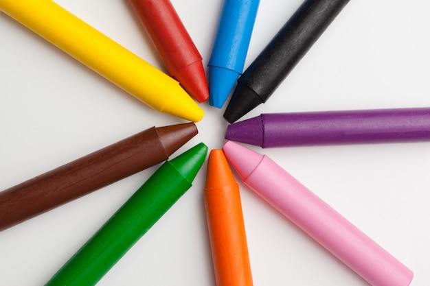 Crayons de couleur isolés sur blanc