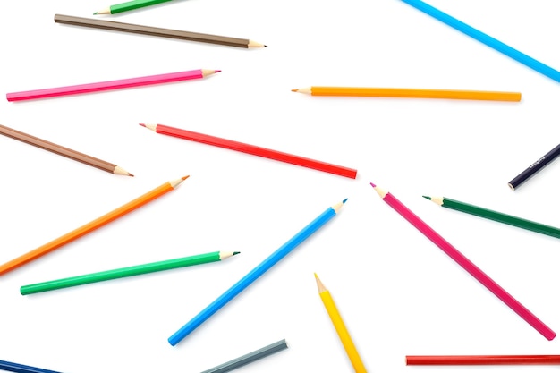 Crayons de couleur isolés sur blanc