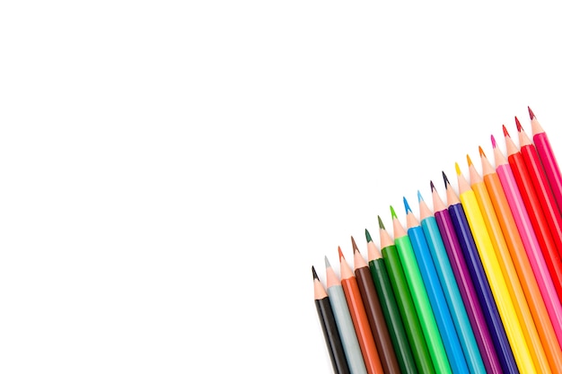 Crayons de couleur isolés sur blanc