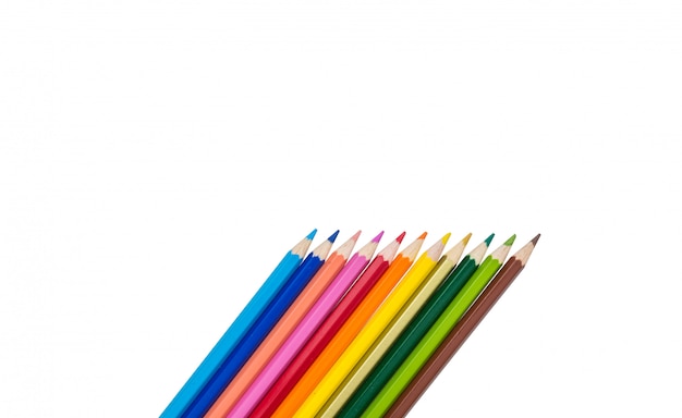 Crayons de couleur isolés sur blanc