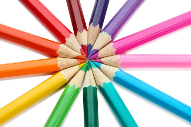 Crayons de couleur isolés sur blanc