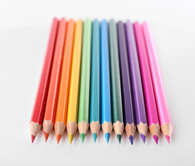 Crayons de couleur isolés sur blanc