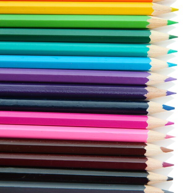 Crayons de couleur isolés sur blanc