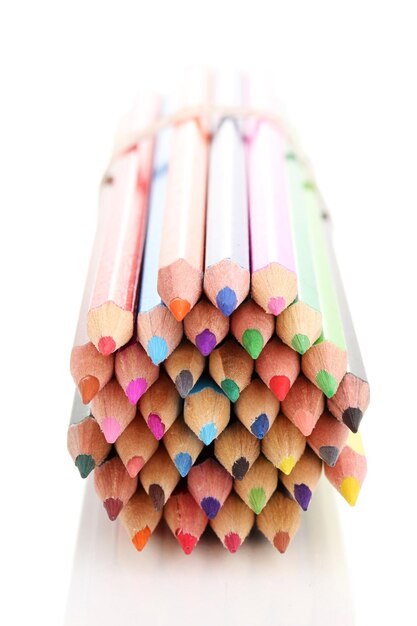 Crayons de couleur isolés sur blanc