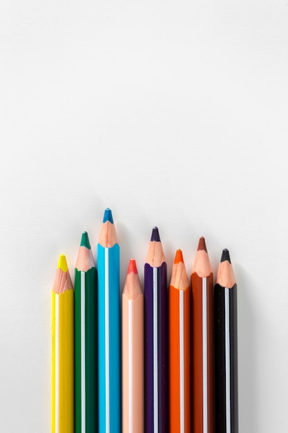 Crayons de couleur isolés sur blanc