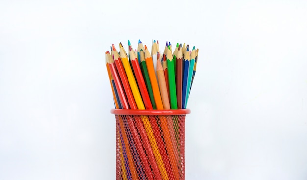 Crayons de couleur isolés sur blanc