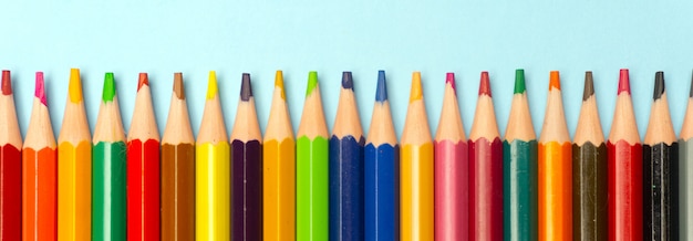 Crayons de couleur isolés sur bleu