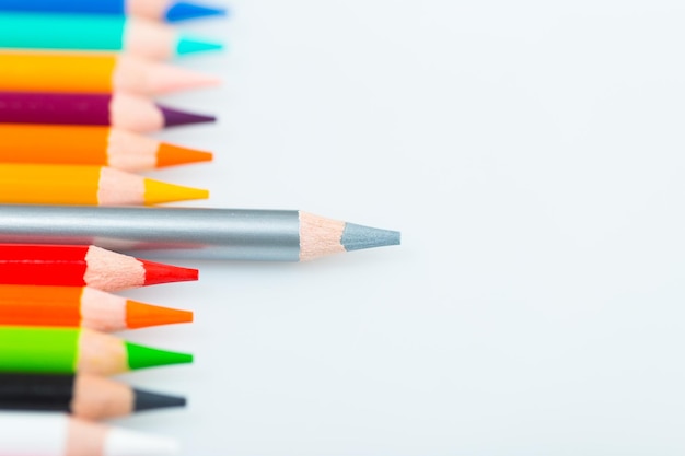 Crayons de couleur isolés sur fond blanc agrandi